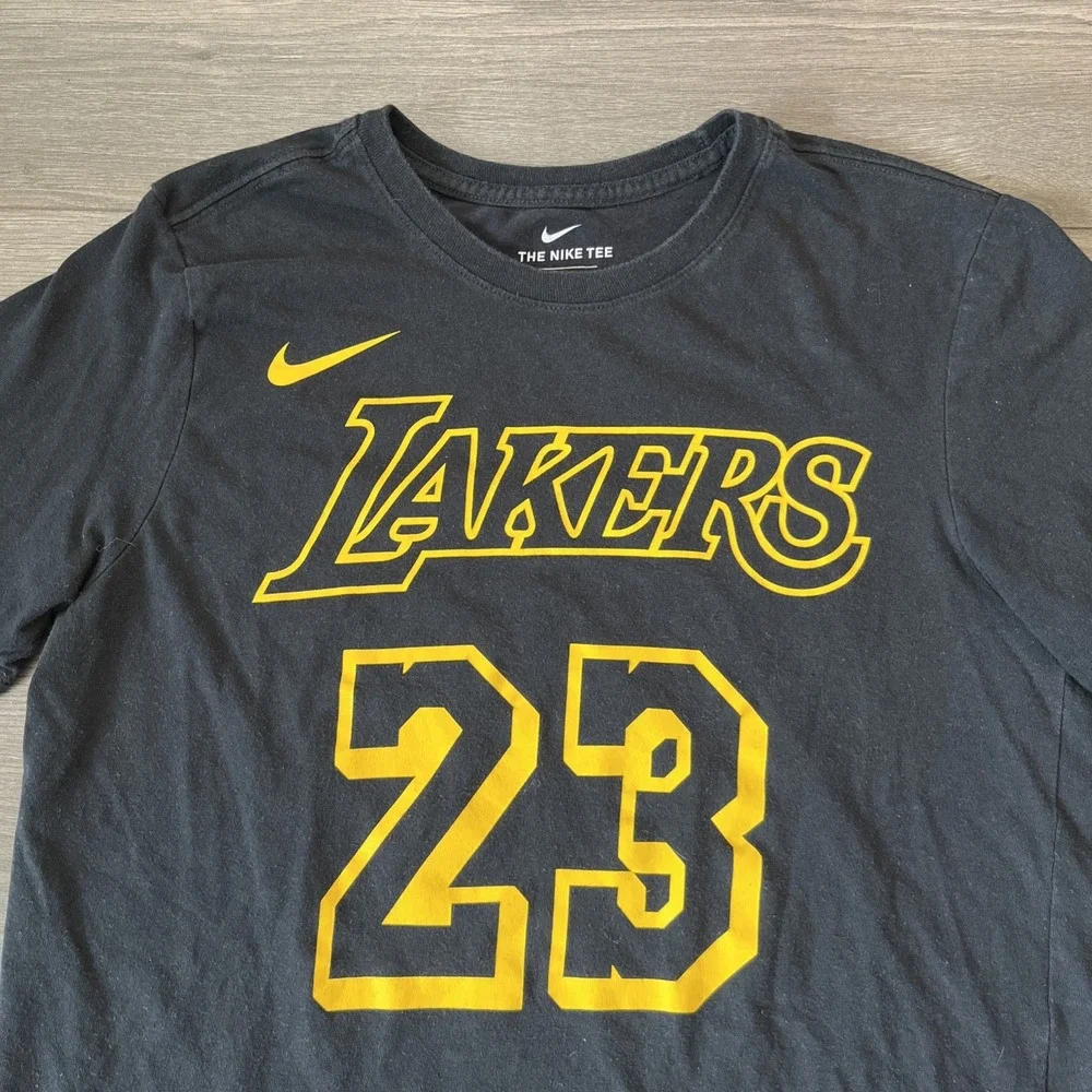 The Nike Tee Mens M LA Lakers LeBron James 23 Jersey T Shirt Black Yellow